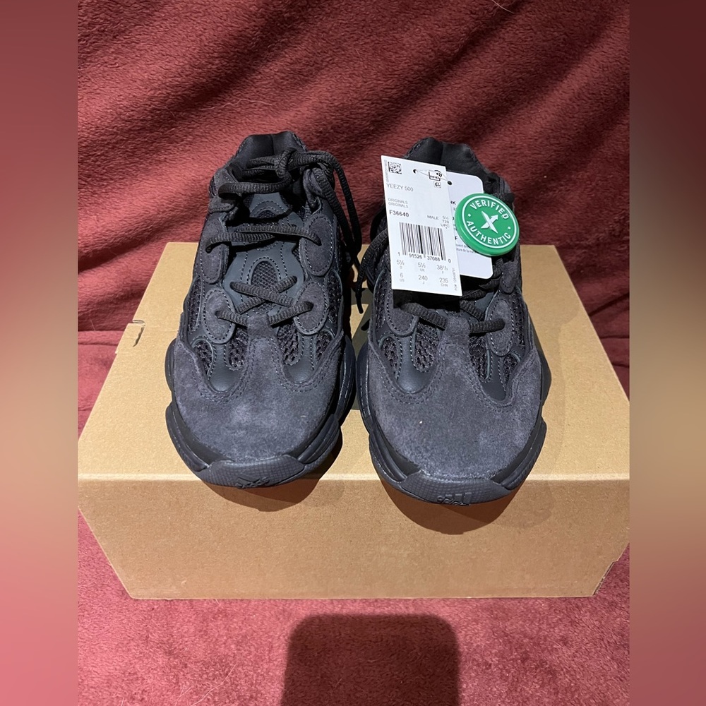 NEW Adidas Yeezy 500, Black , size 6, Men’s